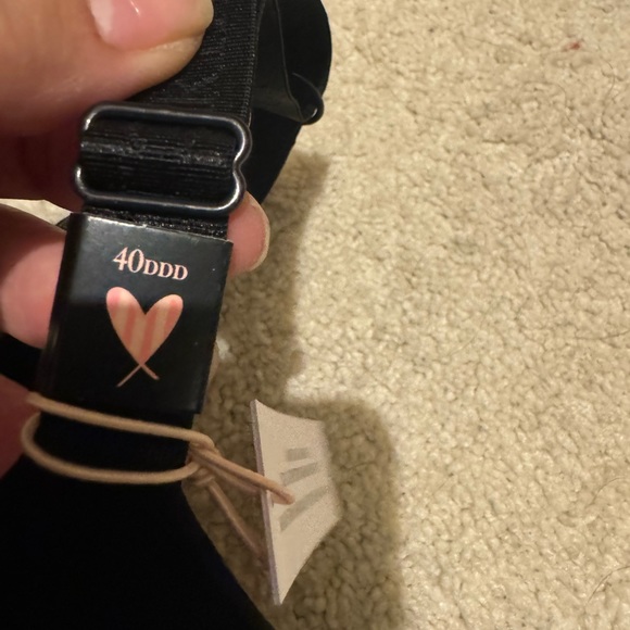 2 vs pink front close bras - Picture 5 of 7